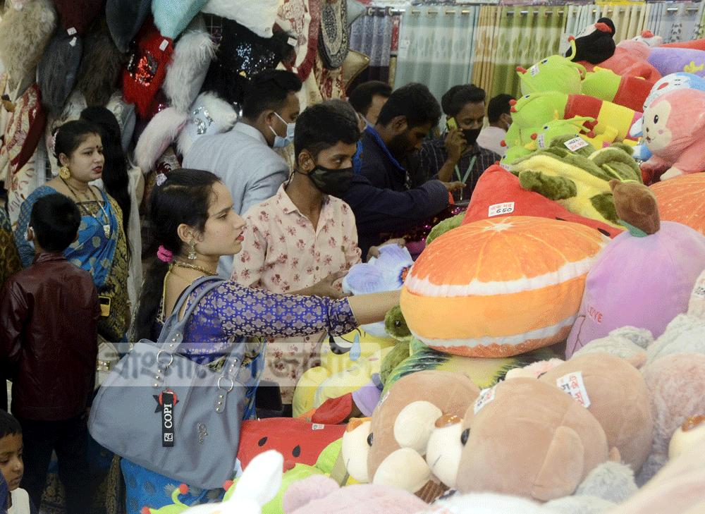 ঢাকা আন্তর্জাতিক বাণিজ্য মেলায় শিশুদের খেলনার স্টলে ক্রেতাদের ভিড়।  ছবি: ইলিয়াস সাজু