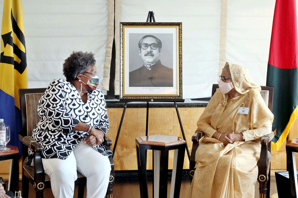 প্রধানমন্ত্রী শেখ হাসিনার সঙ্গে সোমবার (২০ সেপ্টেম্বর, ২০২১) হোটেলের সভা কক্ষে বার্বাডোসের প্রধানমন্ত্রী H.E. Ms Mia Amor Mottley, QC, MP  সৌজন্য সাক্ষাৎ করেন। ছবি: পিআইডি