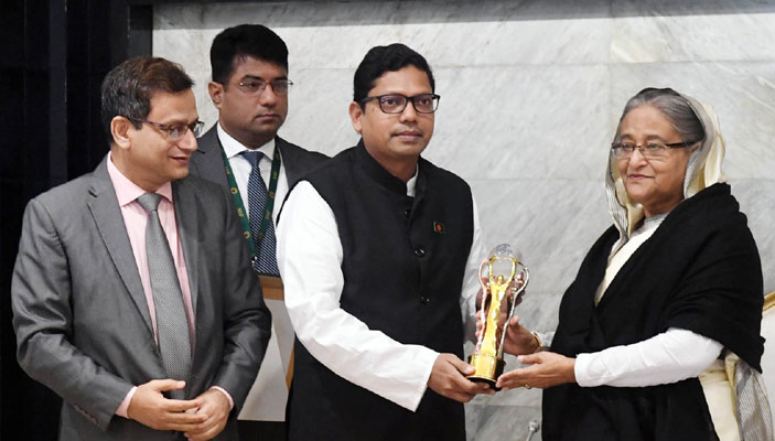 প্রধানমন্ত্রী শেখ হাসিনার নিকট ঢাকায় তাঁর কার্যালয়ে ভিয়েতনাম ও মালয়েশিয়ায় প্রাপ্ত Asia Pacific ICT Alliance Award-2019 এবং ASOCIO ICT Education Award-2019 হস্তান্তর করেন আইসিটি প্রতিমন্ত্রী জুনাইদ আহমেদ পলক। 