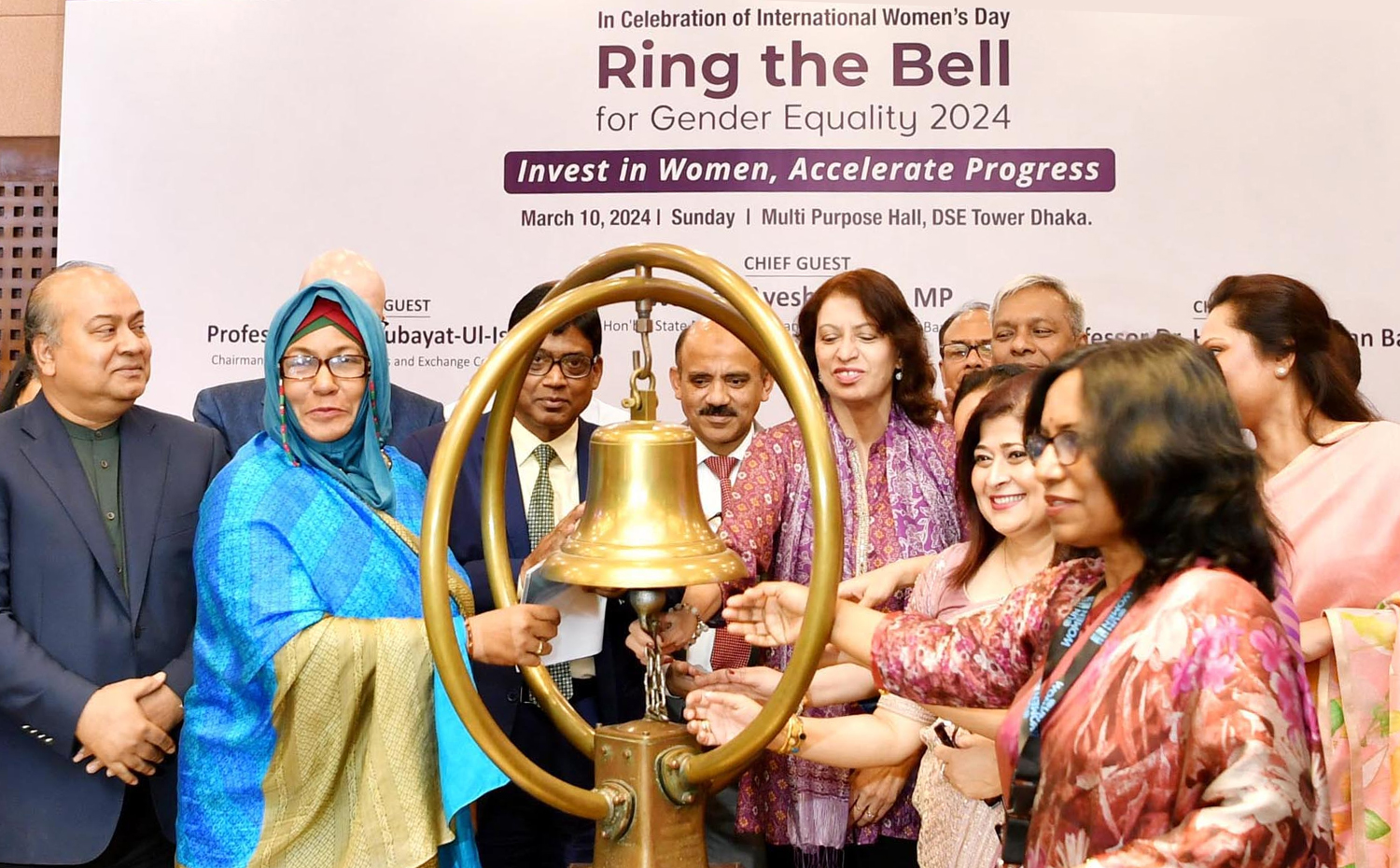 অর্থ প্রতিমন্ত্রী ওয়াসিকা আয়শা খান ঢাকায় স্টক এক্সচেঞ্জ টাওয়ারে আন্তর্জাতিক নারী দিবস উপলক্ষ্যে 'Ring the Bell for Gender Equality 2024: Invest in Women, Accelerate Progress' শীর্ষক অনুষ্ঠান উদ্বোধন করেন