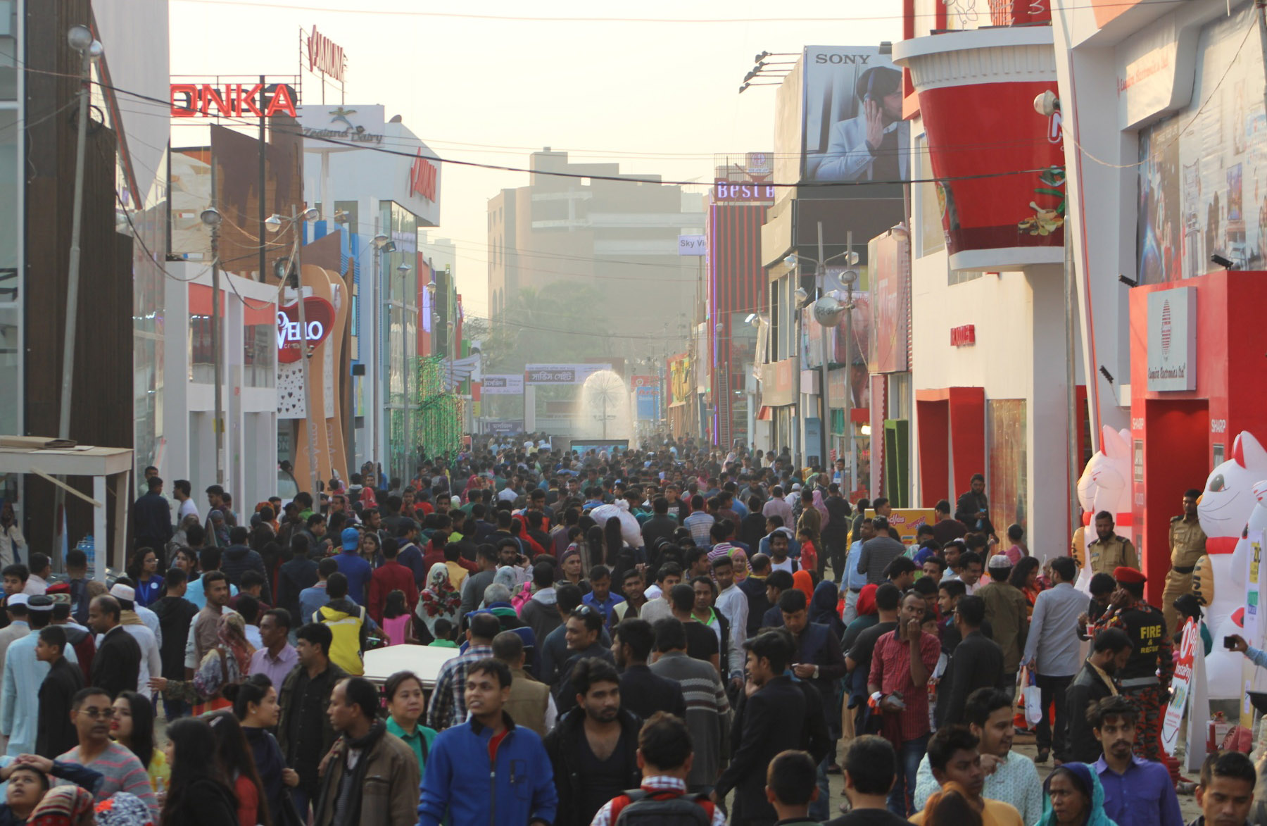 ঢাকার শেরেবাংলা নগরে শুরু হওয়া মাসব্যাপী ঢাকা আন্তর্জাতিক বাণিজ্য মেলা জমে উঠছে। শনিবার মেলায় দর্শনার্থীদের ভিড়।