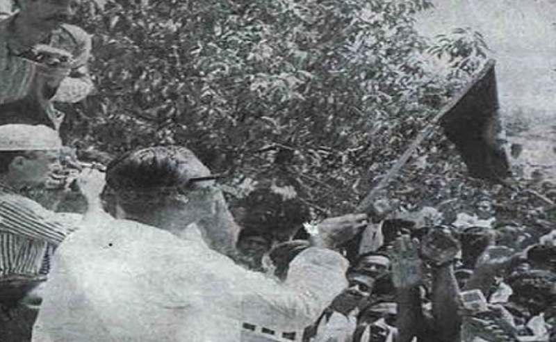 ২৩ মার্চ, ১৯৭১: বঙ্গবন্ধু স্বাধীন বাংলাদেশের পতাকা উত্তোলন করেন