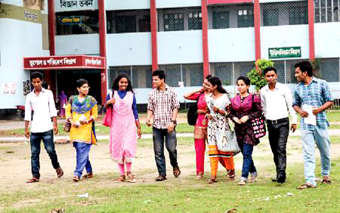 চাকরির বাজারে জাতীয় বিশ্ববিদ্যালয়ের ছাত্র-ছাত্রীরা কী সত্যি পিছিয়ে?