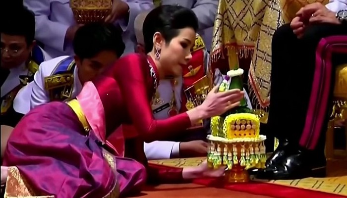 রাজসঙ্গীর পদবী-মর্যাদা কেড়ে নিলেন থাই রাজা