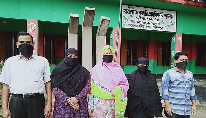মুখে কালো কাপড় বেঁধে পুলিশি হামলার প্রতিবাদে প্রাথমিক শিক্ষকরা