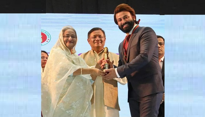 জাতীয় চলচ্চিত্র পুরস্কার গ্রহণ করলেন শাকিব