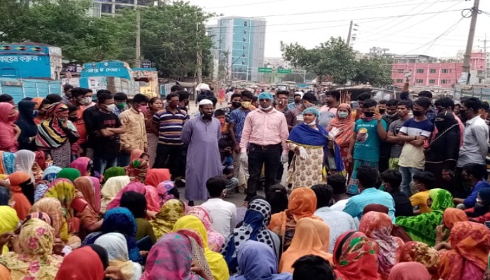 রাজধানীতে বেতনের দাবিতে পোশাক শ্রমিকদের বিক্ষোভ