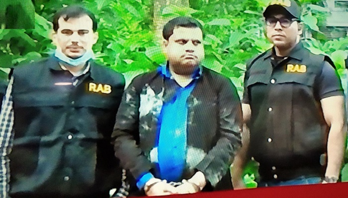 বোরকা পরেও রক্ষা পেলেন না শাহেদ