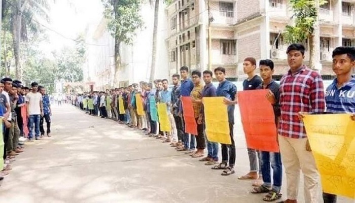 শিক্ষাপ্রতিষ্ঠান খুলে দিতে সড়কে শিক্ষার্থীরা