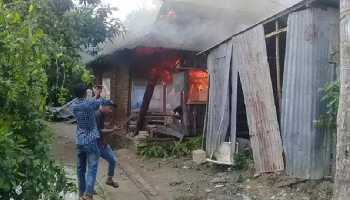 ফ্রান্সের সমর্থনে স্ট্যাটাস, ইউপি চেয়ারম্যানের বাড়িতে অগ্নিসংযোগ