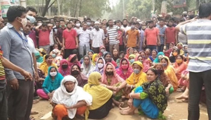 বকেয়া বেতনের দাবিতে পোশাক শ্রমিকদের বিক্ষোভ