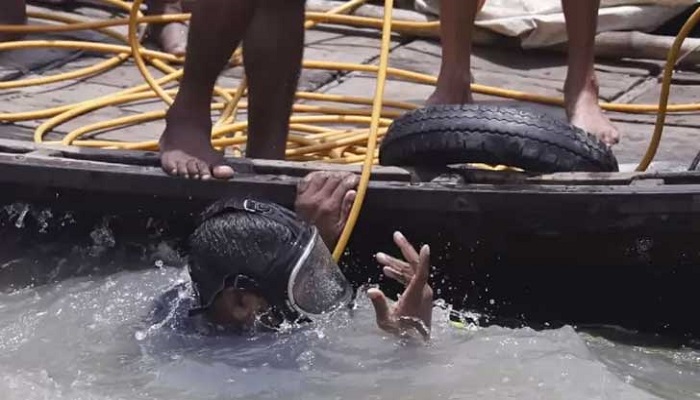 অর্ধশতাধিক যাত্রী নিয়ে ডুবে গেছে লঞ্চ
