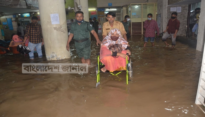 চট্টগ্রামে টানা বৃষ্টিতে জলাবদ্ধতা, হাসপাতালে হাঁটুপানি