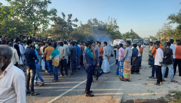 বেতনের দাবিতে শ্রমিকদের মহাসড়ক অবরোধ