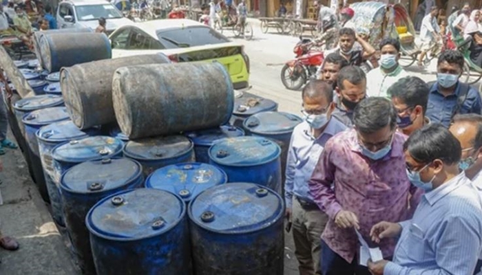 সাত জেলায় ১ লাখ ৬৫ হাজার লিটার তেল জব্দ