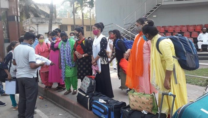 ভারতে পাচার হওয়া ৮ নারী ফিরলেন দেশে