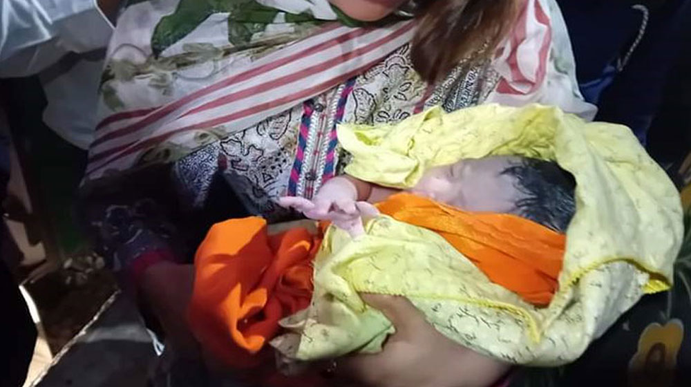 A mother gave birth on a moving train