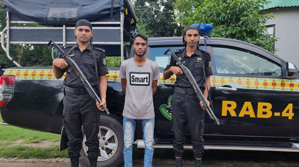 ১৩ লাখ টাকার ফেনসিডিলসহ মাদককারবারি গ্রেপ্তার