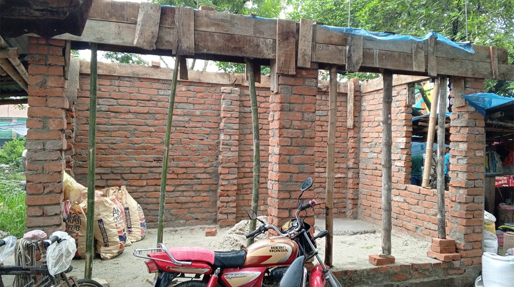 দিনাজপুরের রেলবাজার হাটে সরকারি জায়গায় হচ্ছে দোকান-ঘর