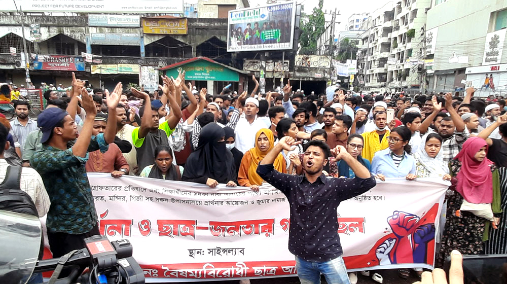বৃষ্টি উপেক্ষা করে রাজধানীজুড়ে শিক্ষার্থীদের গণমিছিল
