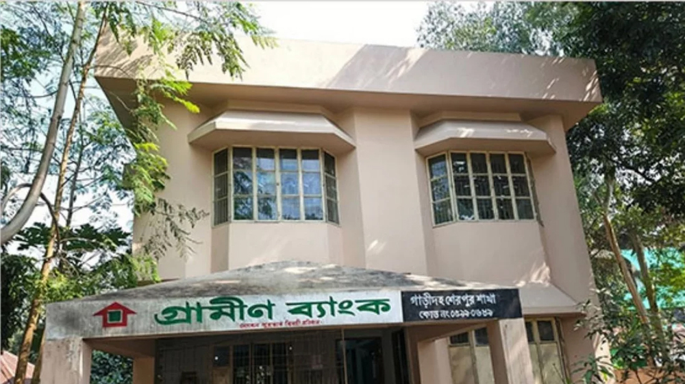 বগুড়ায় গ্রামীণ ব্যাংকে পেট্রল ছুড়ে অগ্নিসংযোগ