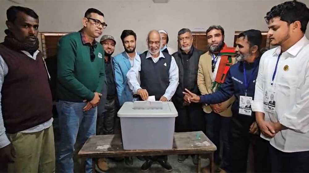 নরসিংদীতে নিজ কেন্দ্রে ভোট দিয়েছেন মঈন খান ও খায়রুল কবির খোকন