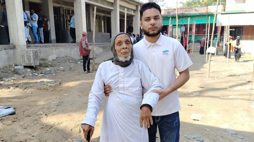 লাঠিতে ভর করে কেন্দ্রে ৯৫ বছরের সত্তার গাজী