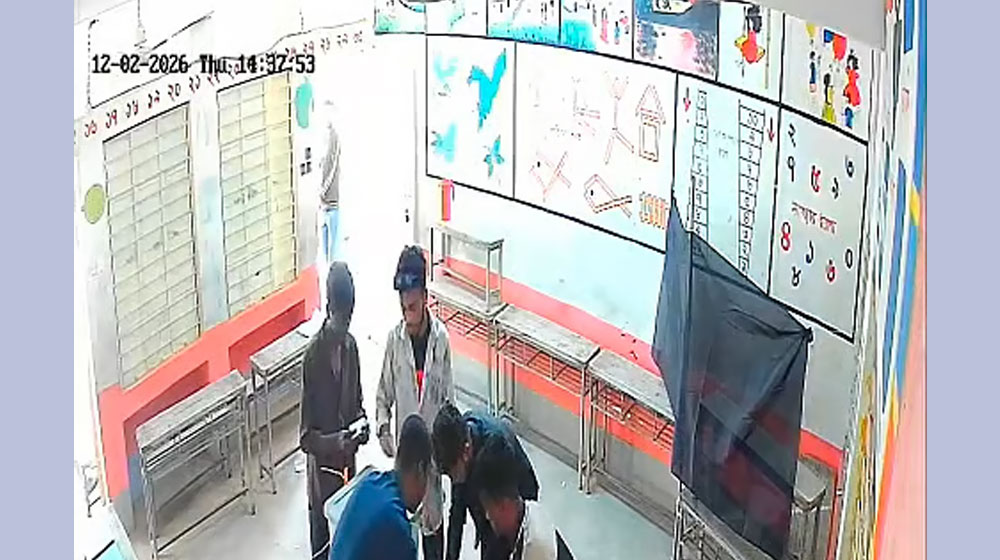 ময়মনসিংহ-১১ আসন: ব্যালট পেপারে সিল মেরে বাক্সে ভরছিলেন ৫ তরুণ