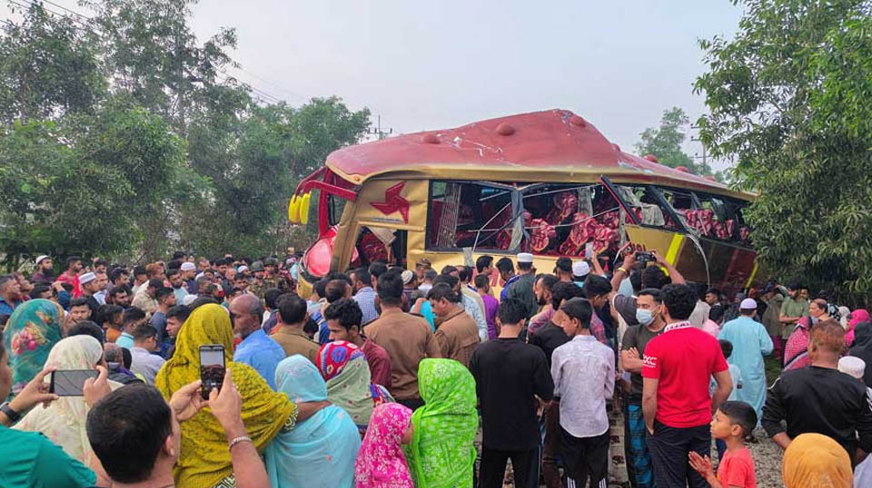 কুমিল্লায় বাস-ট্রেন সংঘর্ষ: দুই গেটম্যান বরখাস্ত