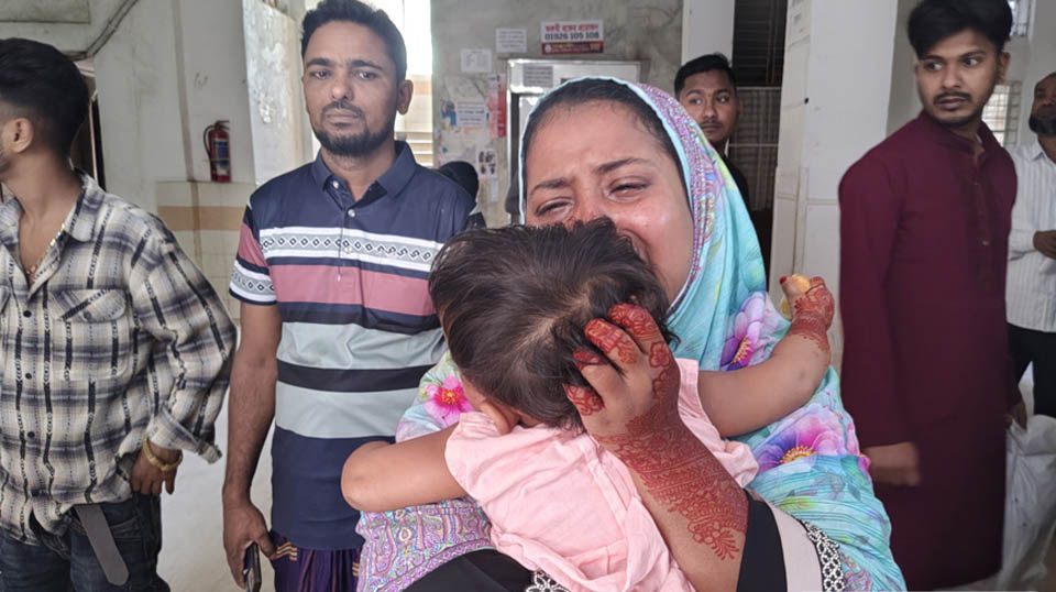 ট্রেন-বাস সংঘর্ষ: নিভে গেছে ১২ প্রাণ, স্বজনহারা কান্নায় ভারী কুমিল্লা