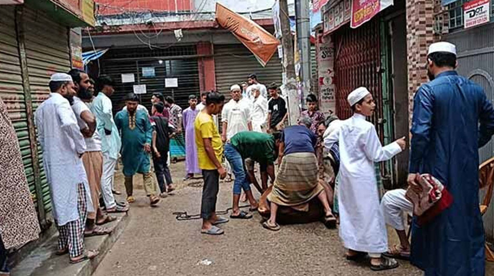 ঈদের জামাত শেষে সারা দেশে চলছে পশু কোরবানি