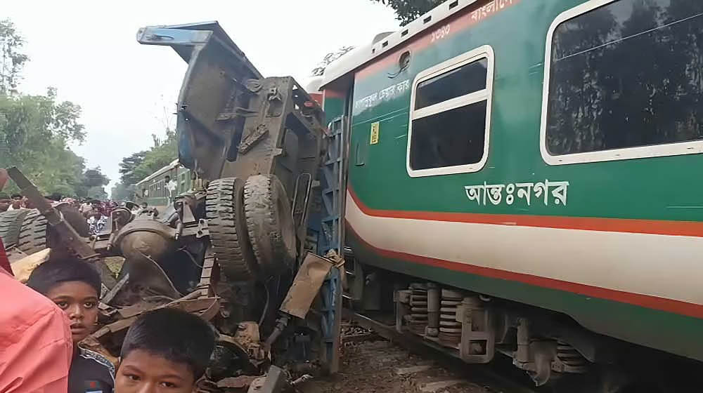 মীরসরাইয়ে পাহাড়িকা এক্সপ্রেসের সঙ্গে ট্রাকের সংঘর্ষ, রেল চলাচল ব্যাহত