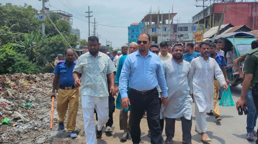 সিপাহিপাড়ায় ময়লার স্তূপ অপসারণ শুরু, স্বস্তিতে এলাকাবাসী