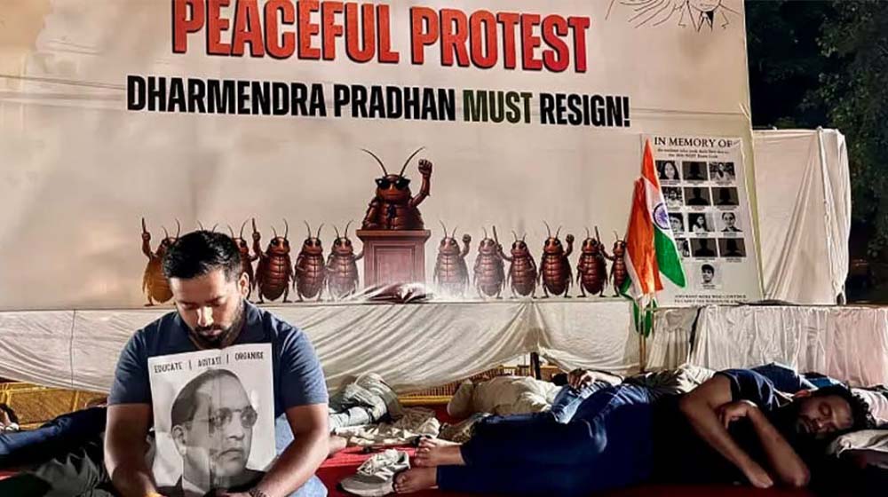 শিক্ষামন্ত্রী পদত্যাগ না করা পর্যন্ত দিল্লির রাজপথেই থাকবেন ককোরোচ পার্টির সমর্থকরা