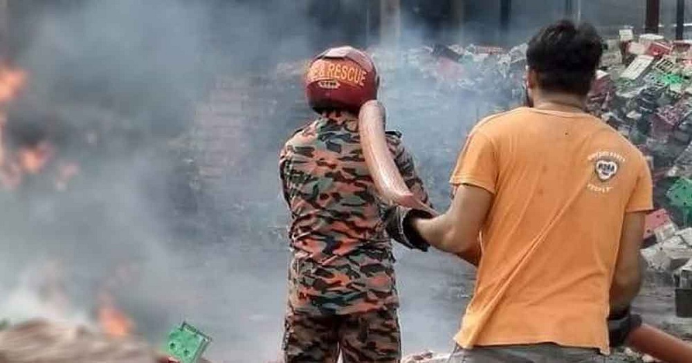 চকবাজারের আশিক টাওয়ারে ভয়াবহ আগুন, নিয়ন্ত্রণে ৬ ইউনিট