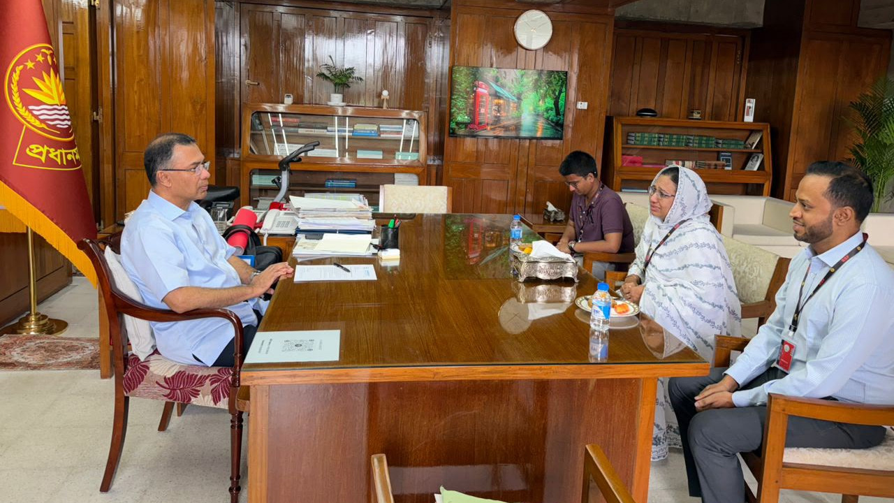 ক্যানসার আক্রান্ত সন্তান নিয়ে প্রধানমন্ত্রীর সঙ্গে জুলাইয়ের শহীদের মায়ের সাক্ষাৎ