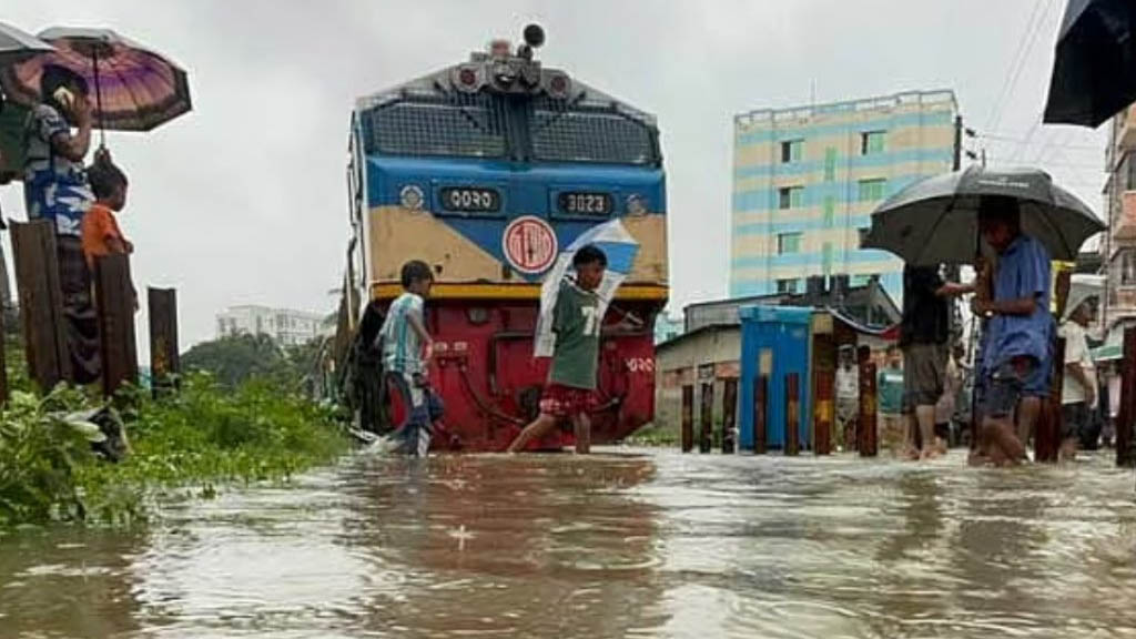 পানিতে ডুবে পর্যটক এক্সপ্রেসের যাত্রা বাতিল, চট্টগ্রামে আটকা হাজার যাত্রী