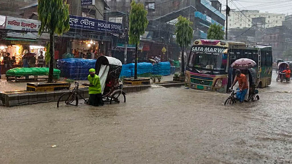 ঢাকায় ৬ ঘণ্টায় ৭৬ মিলিমিটার বৃষ্টি, জলাবদ্ধতায় ভোগান্তি