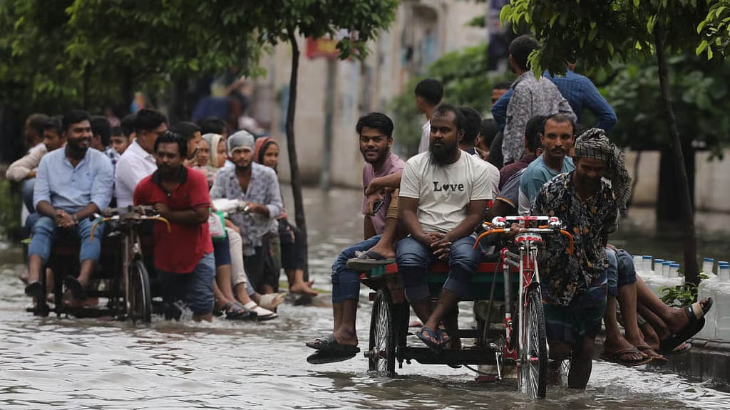 আঝোর বৃষ্টিতে ডুবেছে রাজধানী, দুর্ভোগে নগরবাসী