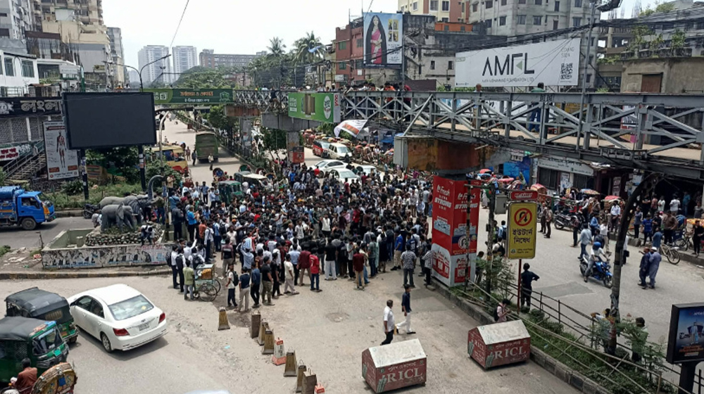 শিক্ষামন্ত্রীর পদত্যাগ দাবিতে সায়েন্স ল্যাব মোড় অবরুদ্ধ