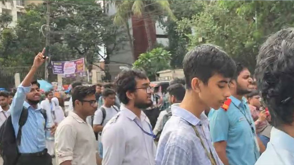 শিক্ষামন্ত্রীর পদত্যাগ চেয়ে সচিবালয় অভিমুখে পরীক্ষার্থীদের ‘লংমার্চ’