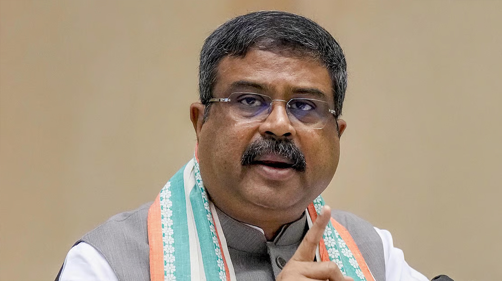 ৩০ বছর আগে প্রশ্নফাঁস কাণ্ডে ছাত্র আন্দোলনের নেতৃত্বে, ধর্মেন্দ্রের পথেই ধর্মেন্দ্রকে সরাতে তৎপর ‘আরশোলা’রা!