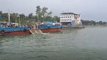 দৌলতদিয়া ঘাটে নিয়ন্ত্রণ হারিয়ে আবারও বাস পড়ল নদীতে