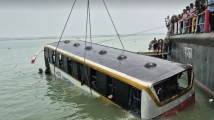 পদ্মায় ডুবে যাওয়া বাস উদ্ধার, কোনো হতাহতের ঘটনা ঘটেনি