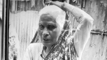 কুকুরের টানাটানিতে পুকুর থেকে মিলল বস্তাবন্দি অর্ধগলিত লাশ