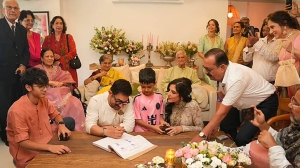 ঘরোয়া আয়োজনে গৌরীকে বিয়ে করলেন আমির