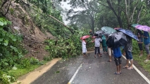পাহাড় ধসে কাপ্তাই-চট্টগ্রাম সড়কে যান চলাচল বন্ধ