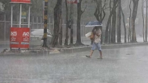 দিনভর বৃষ্টি আর জলাবদ্ধতায় রাজধানীবাসীর ভোগান্তি