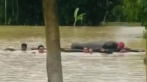 বন্যার কারণে ভেলায় ভাসিয়ে লাশ নেওয়া হলো ২ কিমি দূরের কবরস্থানে