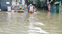বৃষ্টিতে রাজধানীর সড়কে জলাবদ্ধতা, সময় নিয়ে বের হওয়ার পরামর্শ পুলিশের